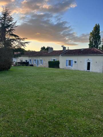 Gîte pour 4 personnes, avec terrasse et vue ainsi que jardin et piscine à Juignac