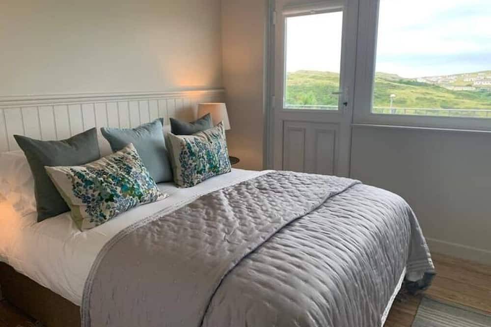 Coastal family home a stones throw from the beach. in Holywell Bay, Cornwall