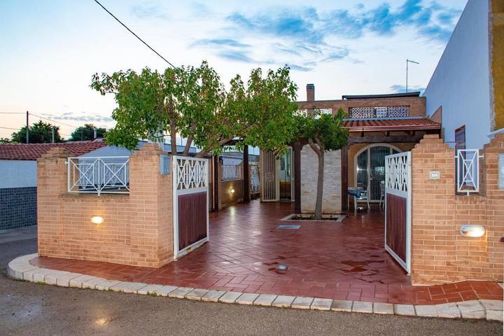 Casa vacanza per 7 persone, con Terrazza e Giardino a Torre Squillace