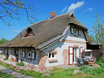 Bauernhaus für 4 Personen, mit Seeblick und Pool sowie Garten und Sauna, mit Haustier auf Rügen