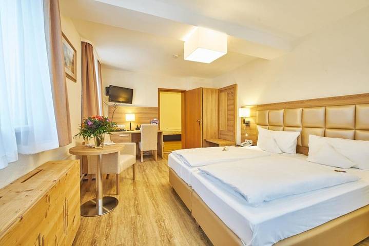 Hotel, mit Terrasse und Whirlpool sowie Pool und Sauna in Wiesenttal