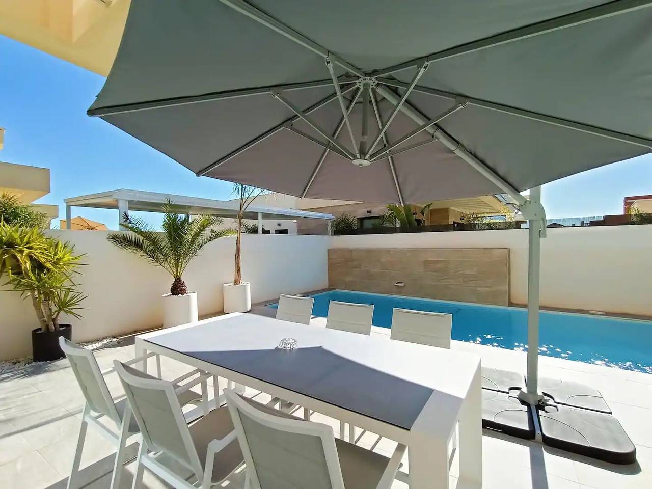 Neubauvilla mit Pool, Seeblick, Wlan & Klimaanlage in Los Montesinos in La Herrada, Los Montesinos