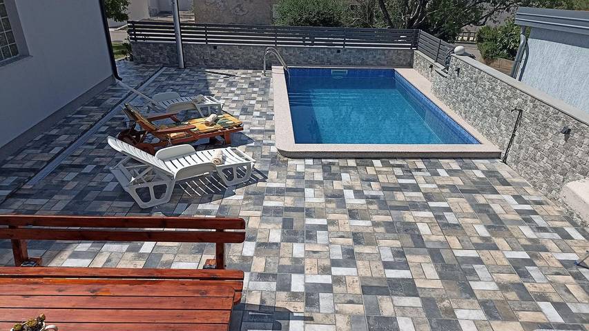 Ferienhaus für 6 Personen, mit Pool und Terrasse sowie Garten in Senj
