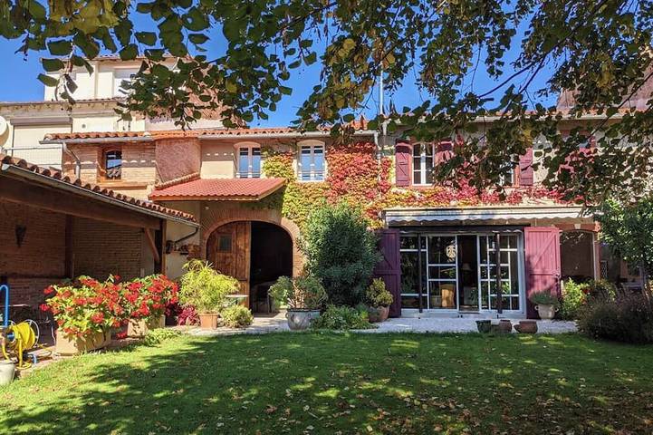 Location de vacances pour 10 personnes, avec jardin à Baziège