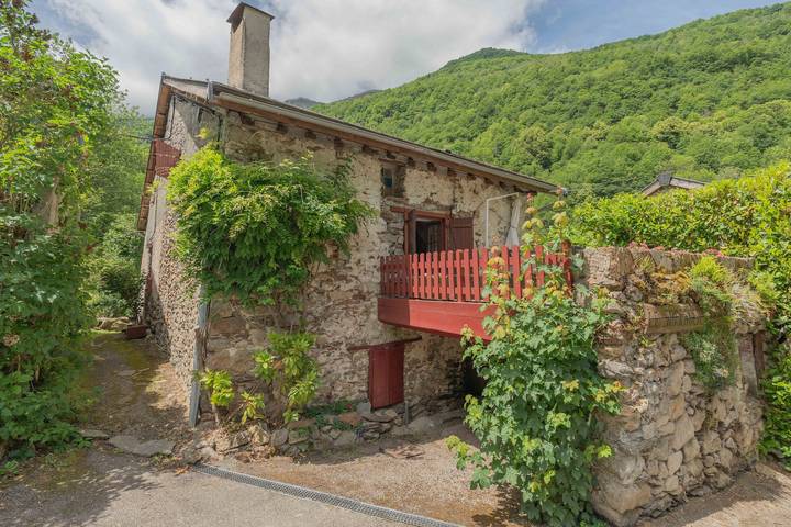 Gîte pour 8 personnes, avec Jardin dans les Pyrénées