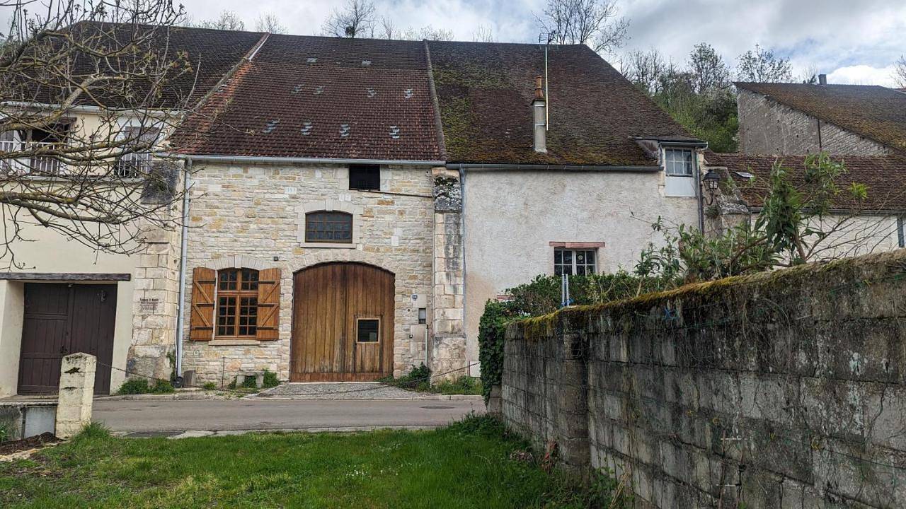 Maison atypique bord de l'Yonne in Deux Rivières, Région d'Auxerre