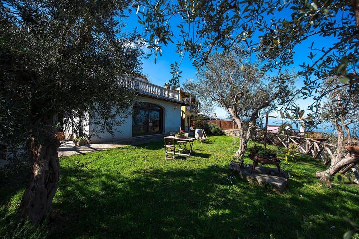Location de vacances pour 7 personnes, avec jacuzzi ainsi que terrasse et jardin à Sorrento - 4