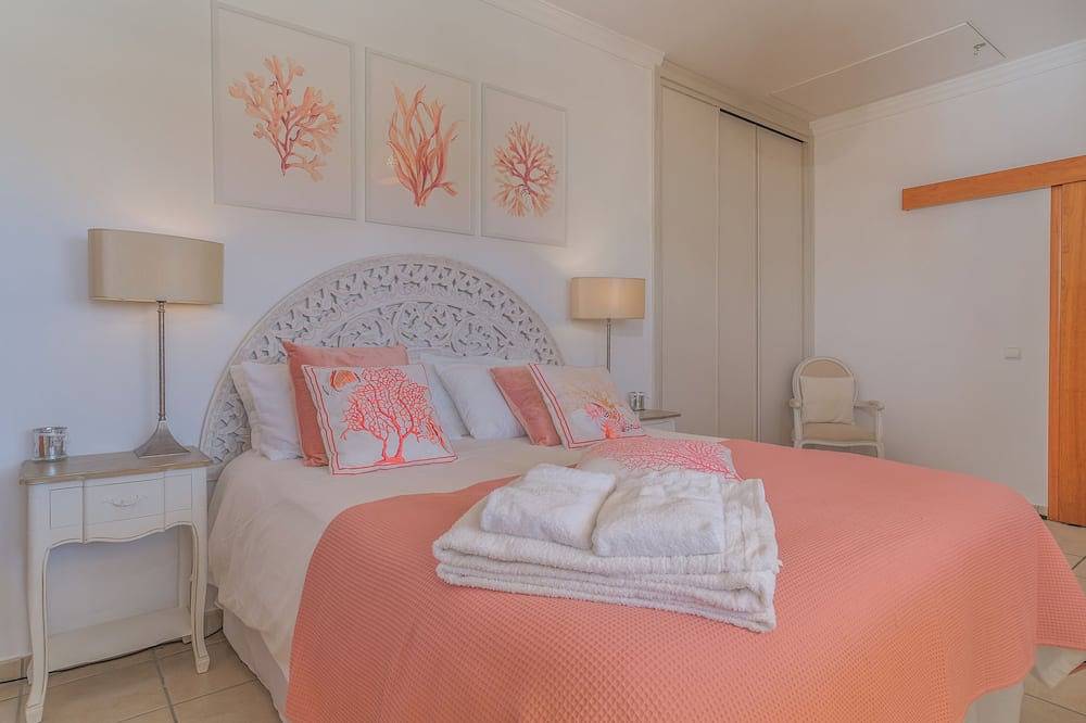 Luxury Three Bedroom Villa with Jacuzzi Pool, Ocean Views & 5 mins walk into Luz in Praia da Luz, Faro District