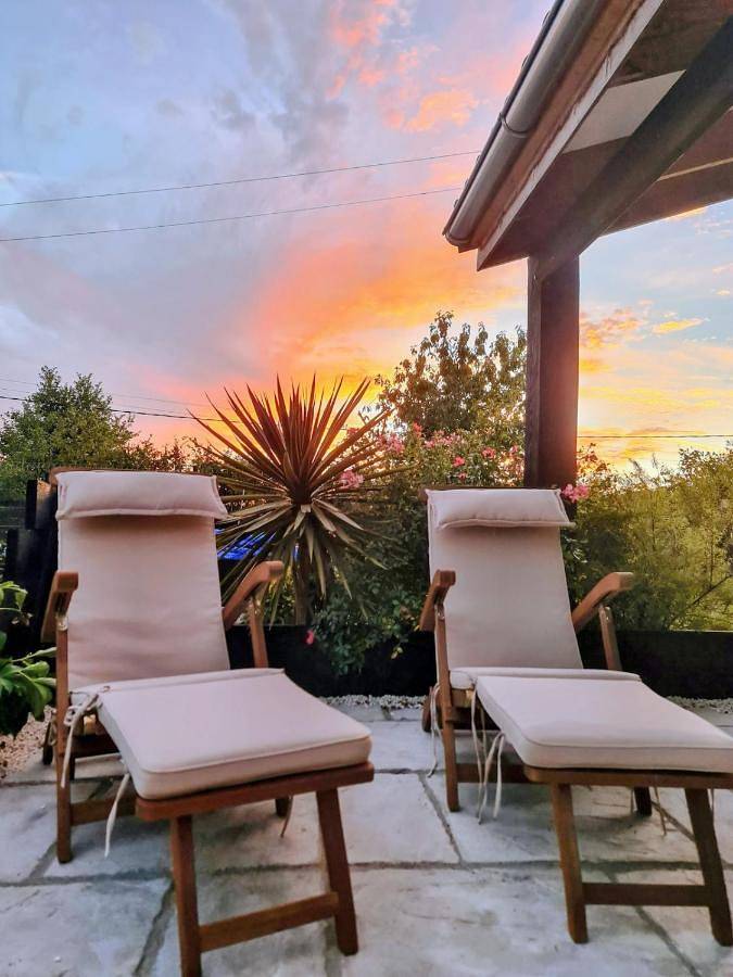 Location de vacances pour 8 personnes, avec Terrasse et Jardin ainsi que Piscine et Vue à Brillac