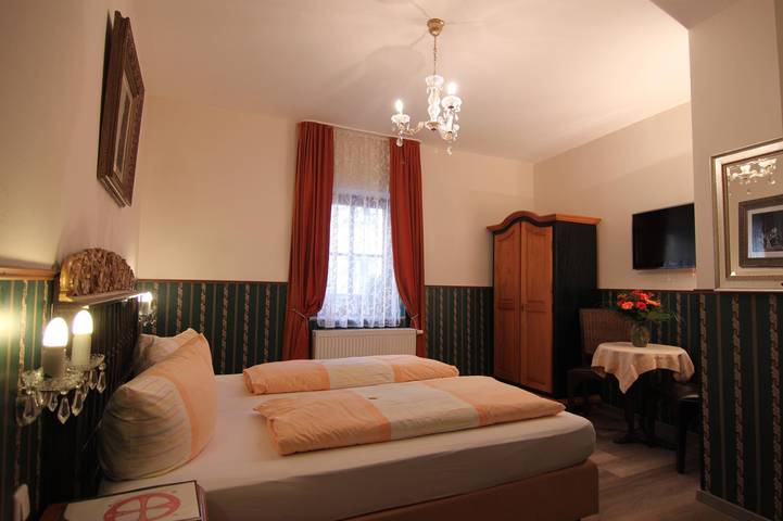 Kreuzerhof Hotel Garni - Dreibettzimmer in Rothenburg ob der Tauber, Taubertal