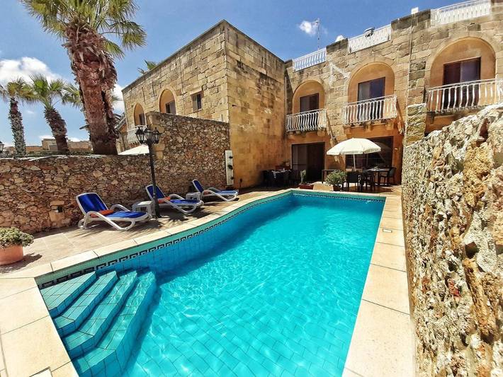 Chalet para 12 personas, con vistas además de jardín y piscina - 1