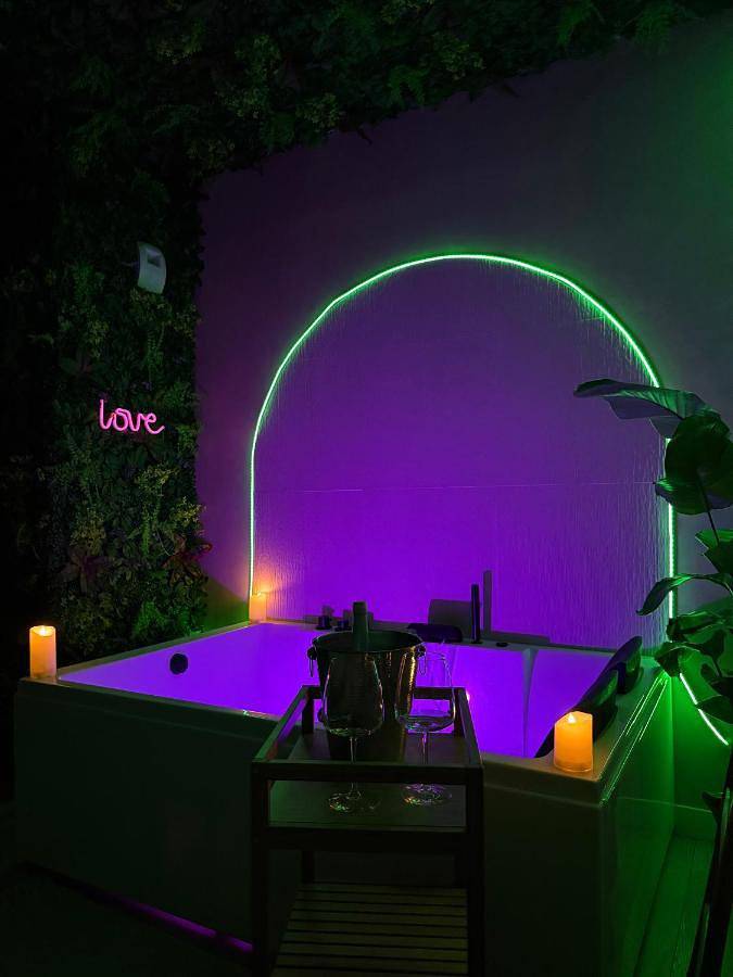 Appartement entier, Suite Bali Love - Love Room - Jacuzzi in Boran-sur-Oise, Oise