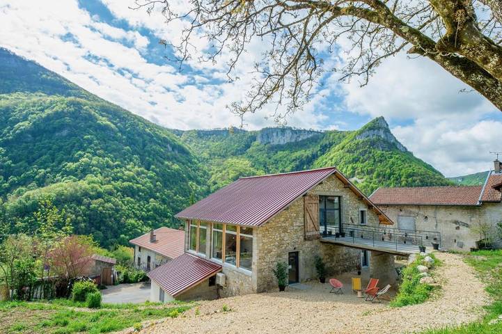 Location de vacances pour 19 personnes, avec sauna ainsi que jardin et jacuzzi dans Tenay