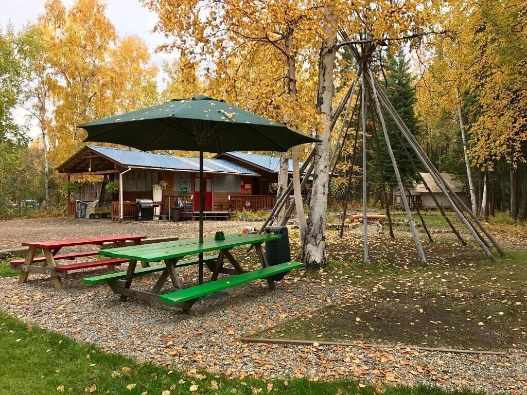 Time for adventure. Sleep in a treehouse. 5 minutes from the airport & downtown! in Fairbanks, Fairbanks North Star