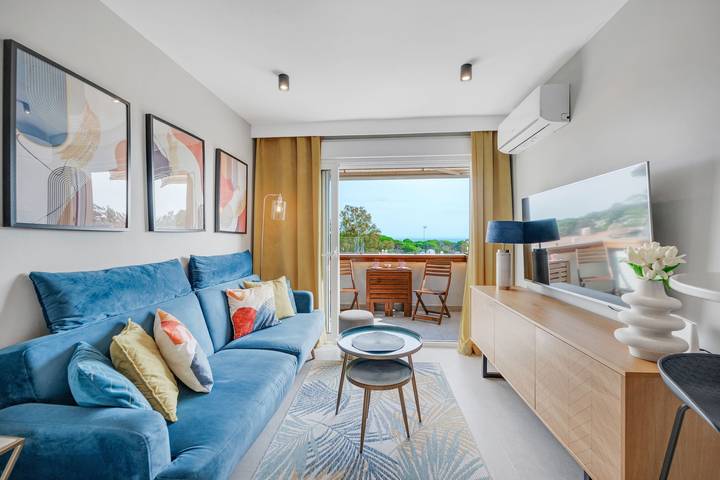 Entire apartment, Apartment 'Ocean View Dunas De Artola' with Sea View, Wi-Fi and Air Conditioning in Carib Playa, Marbella