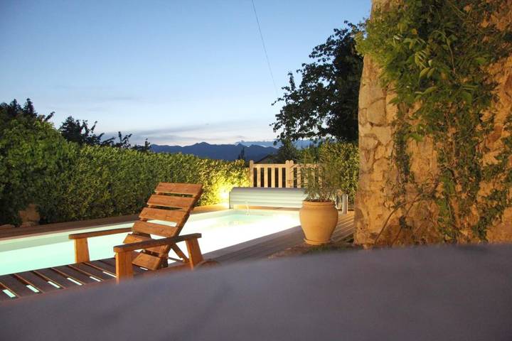 Location de vacances pour 3 personnes, avec Terrasse et Jardin ainsi que Piscine et Vue à Prades (Rhône-Alps)