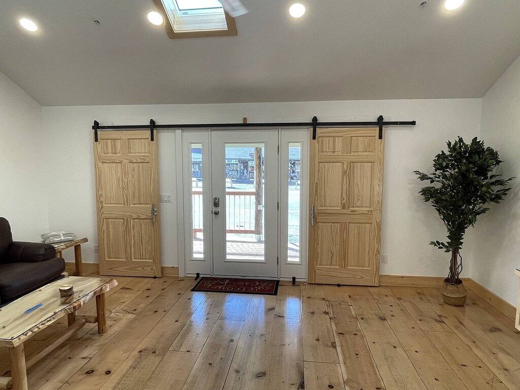 Cottage Like Suite With Private Hot Tub in Bass Lake