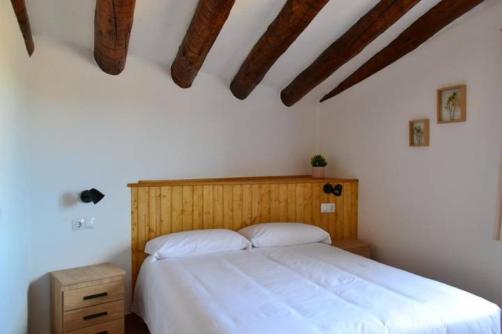 Location de vacances pour 8 personnes, avec vue ainsi que balcon et jardin à Bierge - 3