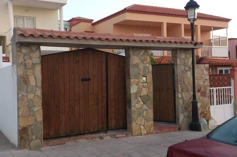 Ganze Wohnung, Apartment with private pool in Tarajalejo. in Tarajalejo, Tuineje