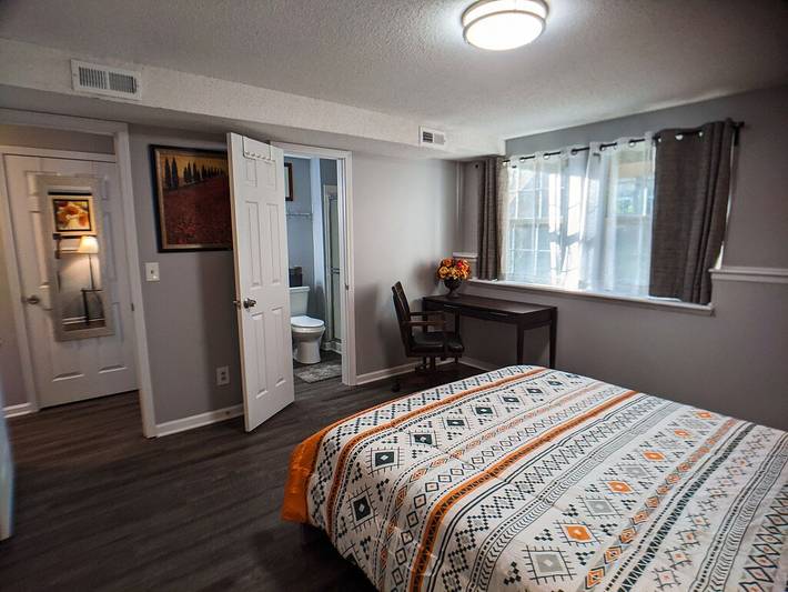 Vacation rental for 10 people, with yard in Overland Park