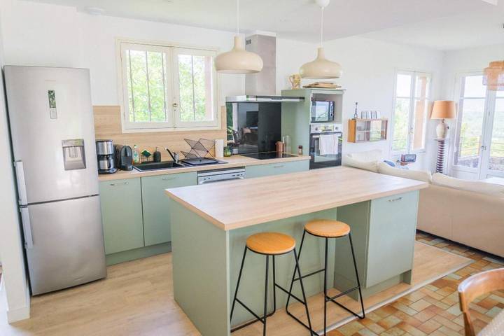 Location de vacances pour 12 personnes, avec terrasse ainsi que piscine et jardin à Collonges-la-Rouge - 3