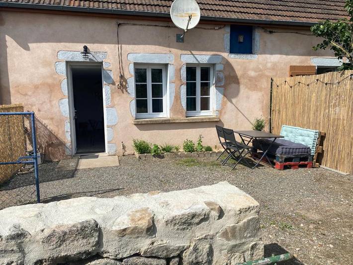 Location de vacances pour 4 personnes, avec terrasse ainsi que vue et jardin à Mesvres - 2