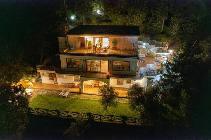 Ferienhaus für 13 Personen, mit Meerblick und Balkon sowie Terrasse und Garten