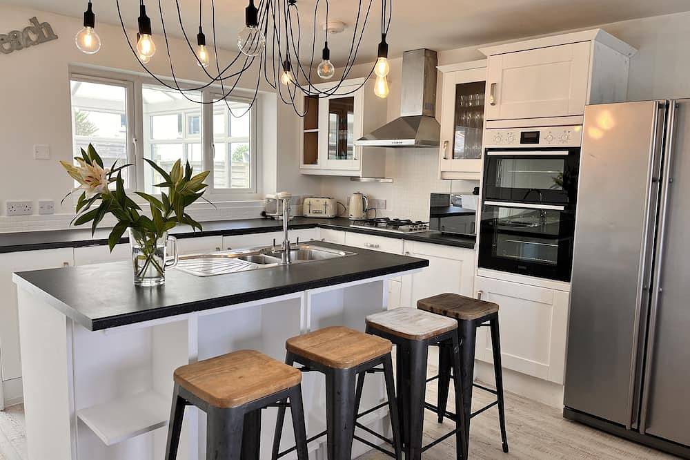 Wonderful beach house just 250 metres from Fistral Beach. (Summer Discounts) in Newquay, Cornwall
