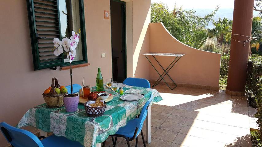 Glamping per 5 persone, con piscina e giardino nonché terrazza, con animali domestici in Calabria