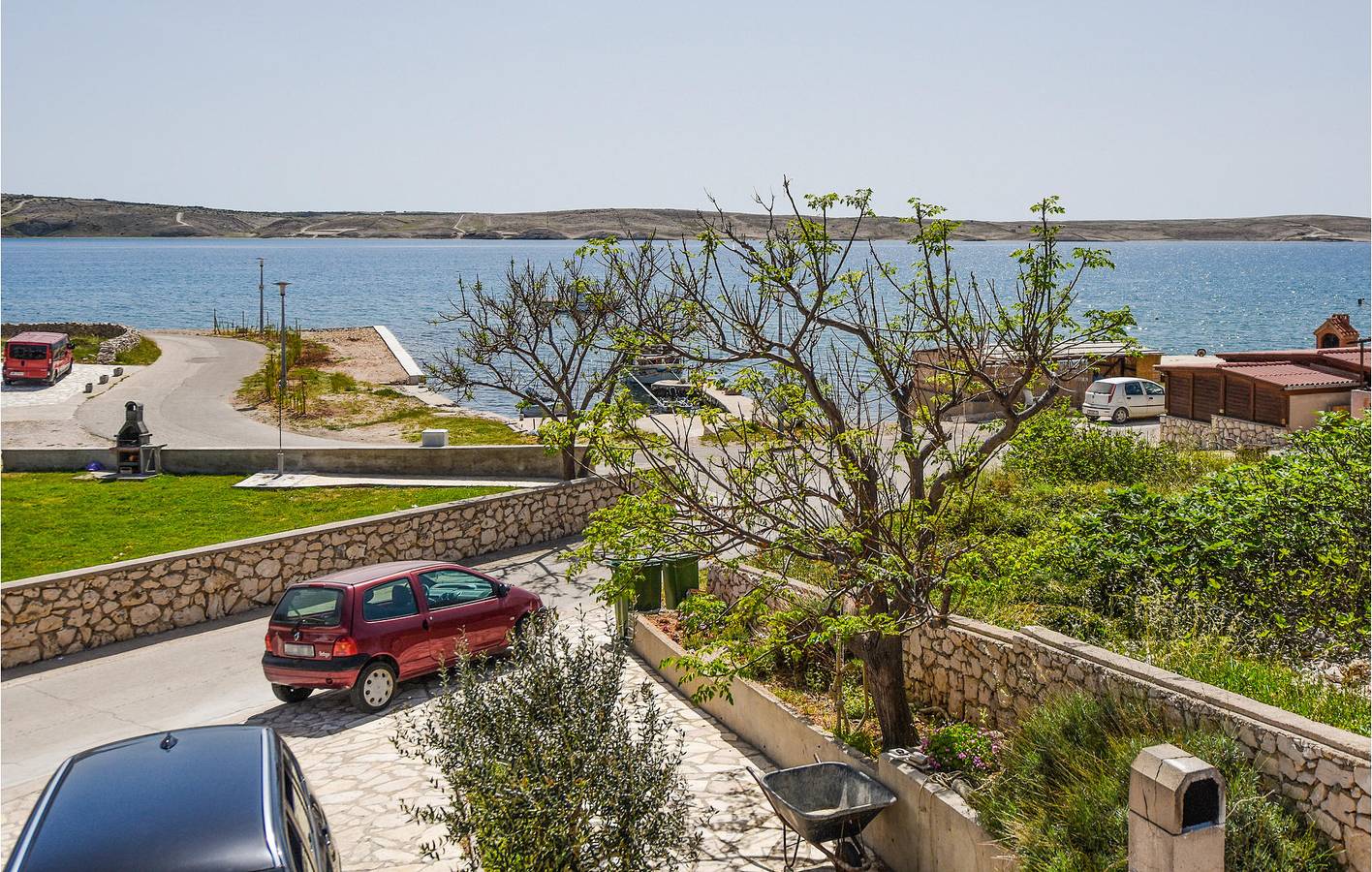 Appartement de vacances entier, Charmant appartement avec vue sur la mer, terrasse et barbecue, à 1,5 km de la plage in Kustići, Pag
