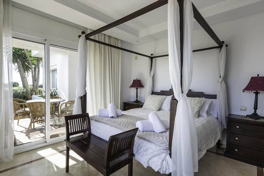 Entire apartment, Luxury beachfront apartment in Estepona in Saladillo Benamara, Estepona