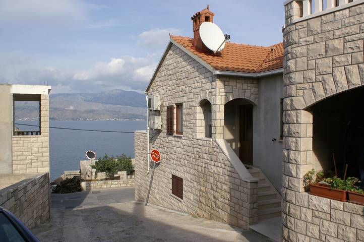 Ganze Wohnung, 2-Zimmer-Ferienwohnung mit Terrasse und Meerblick Postira, Brac -b in Postira, Brac