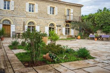 Gîte pour 2 personnes, avec jacuzzi et jardin ainsi que piscine et sauna dans Circuit Paul-Ricard