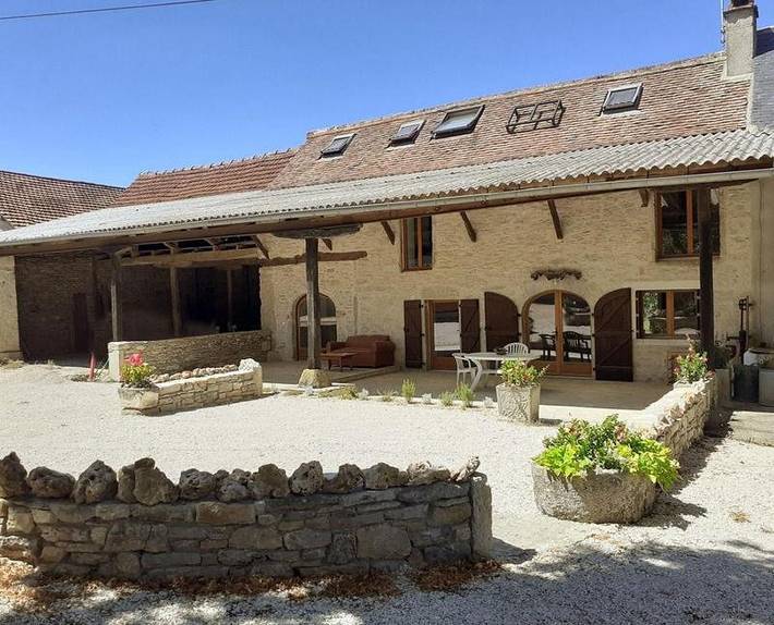 Location de vacances pour 10 personnes, avec piscine ainsi que vue et jardin à Varaire