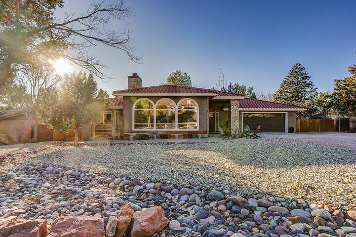 Vacation rental for 6 people, with terrace and hot tub in Oak Creek Canyon
