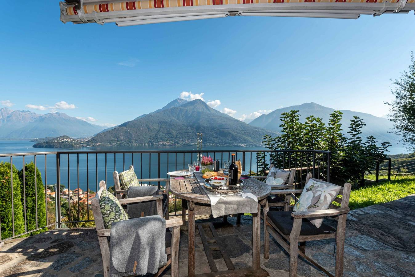 Ferienhaus 'Casa Bianca' mit Seeblick, privater Terrasse und Wlan in Saliana (Pianello del Lario), Pianello del Lario