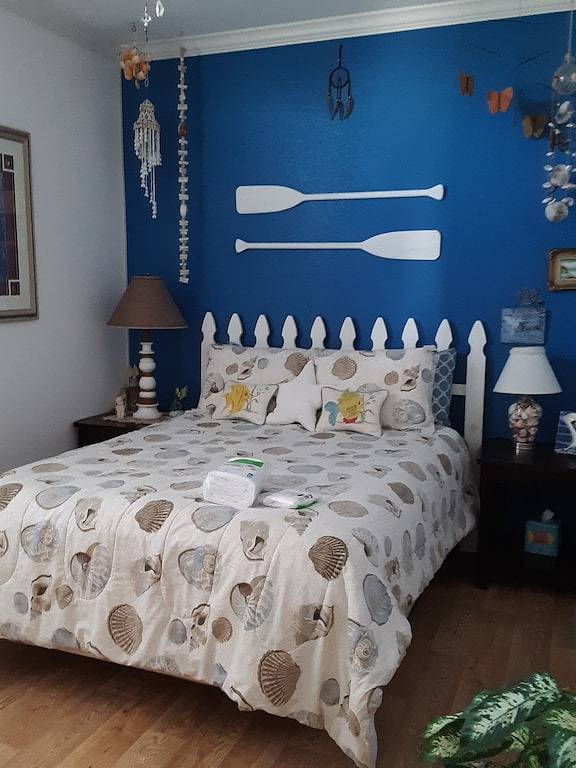 Home with beach view from front porch, only two minute walk to beach. Very Nice! in Crystal Beach, Galveston County