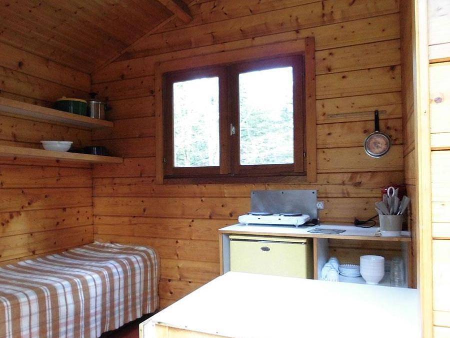Camping Aux Portes Des Mille Sources  - Chalet 4 personnes - Cabanature 12m² - 1 chambre (sans sanitaires)/petite terrasse non couverte in Bugeat, Région d'Ussel