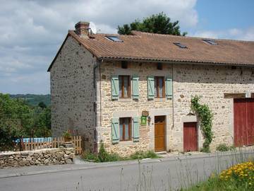Gîte pour 8 personnes, avec jardin ainsi que piscine et terrasse, animaux acceptés à Vaulry