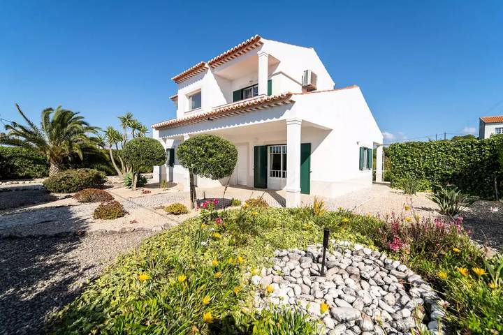 Location de vacances pour 6 personnes, avec Balcon et Terrasse ainsi que Jacuzzi et Jardin dans Arrifana