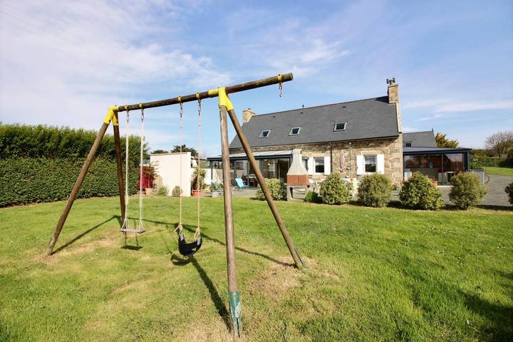 Gîte pour 6 personnes, avec terrasse et jardin à Plougrescant - 3