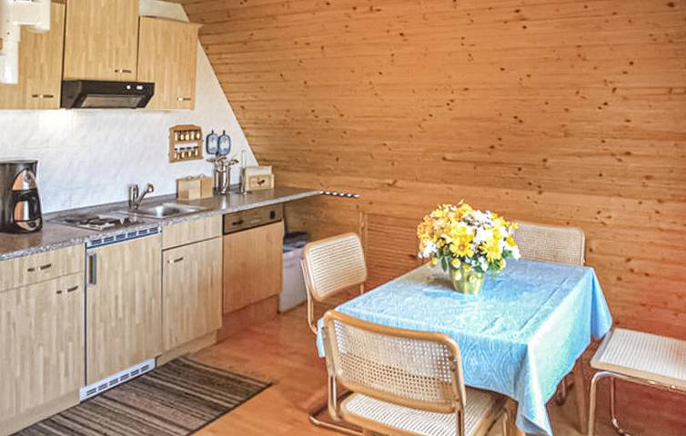 Ganze Ferienwohnung, Modernes Appartement mit Terrasse & Parkplatz, Nähe Lärz & Sumpfsee in Lärz, Müritz