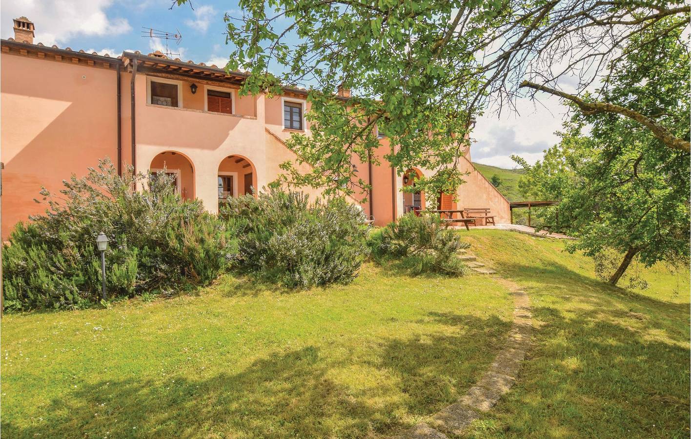 Ganze Ferienwohnung, Appartement am Pool mit Parkplatz & WiFi in Palaia, Pisa Provinz