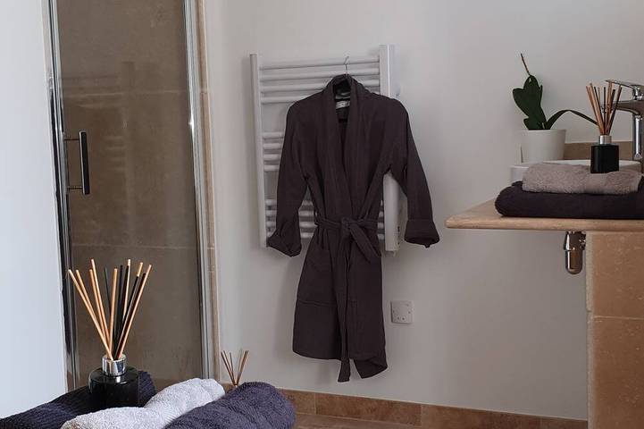 Location de vacances pour 5 personnes, avec Jacuzzi ainsi que Terrasse et Jardin à La Roque-sur-Pernes - 4