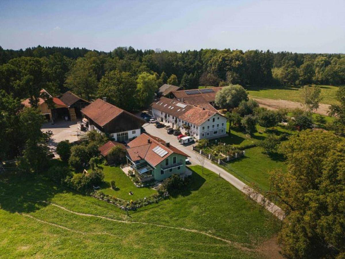 Ganze Wohnung, Apartment with Shower in Forstern, Oberbayern