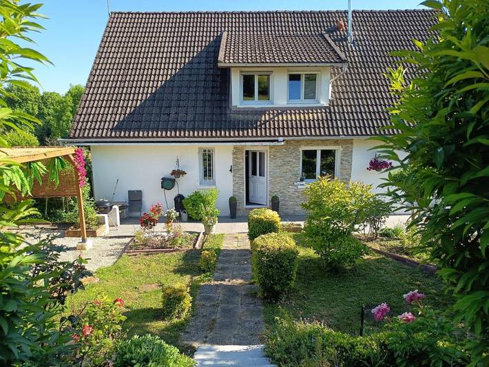Location de vacances pour 3 personnes, avec piscine ainsi que jardin et vue dans Collemiers