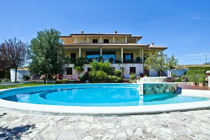 Villa für 30 Personen, mit Ausblick und Pool sowie Garten, mit Haustier - 1