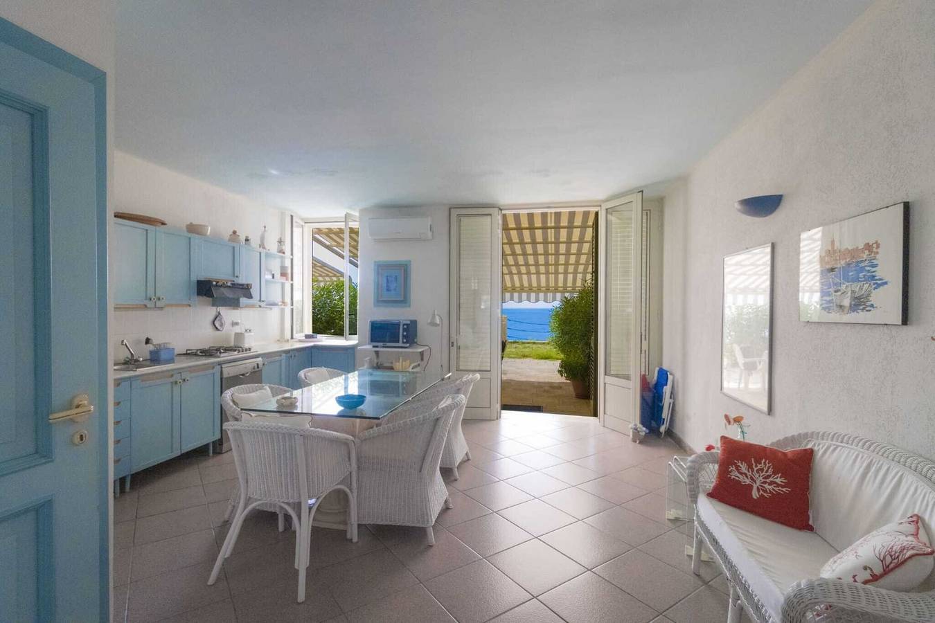 Ganze Wohnung, Ferienwohnung "Sea House on the Rocks" mit privater Terrasse und Klimaanlage in Santa Cesarea Terme, Salento