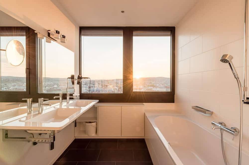 Panorama-Suite mit Blick über Wien, Wlan und Parkgarage in Hernals, Wien