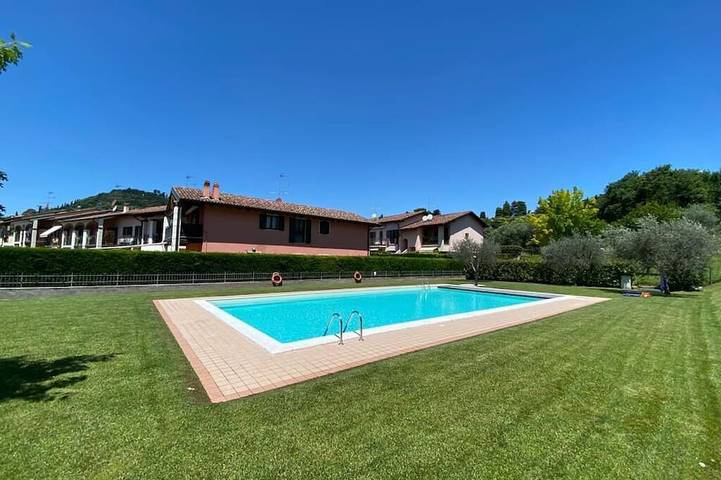 Location de vacances pour 7 personnes, avec Balcon ainsi que Terrasse et Piscine à Cavaion Veronese